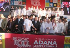Uluslararası Adana Lezzet Festivali, yakılan dev mangal ateşiyle başladı