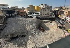 Vakıflar Sarayı yıkıldı, enkazı kaldı