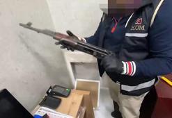 Gece kulübünde duvardaki gizli bölmeden uzun namlulu silah çıktı