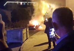 Seyir halinde alev alan otomobil yandı, çevredekiler görüntülemeye çalıştı