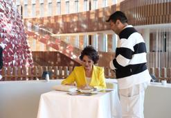 Hülya Koçyiğit, AKM’de hayranlarıyla buluştu