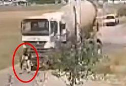 Beton mikserinin çarptığı anne ile kızı yaralandı; kaza anı kamerada