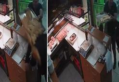 Kasadan para çalan hırsızın başına börek tepsisi ile vurdu