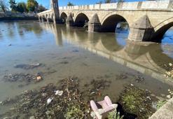 Tunca Nehri'nde su seviyesi azaldı, atılan çöpler ortaya çıktı