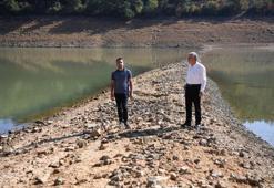 Su seviyesi azaldı; belediye başkanı barajın ortasına yürüyüp, çağrı yaptı