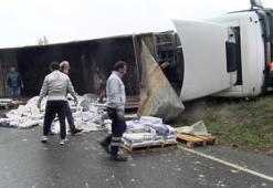 Büyükçekmece'de bariyerlere çarpan TIR devrildi