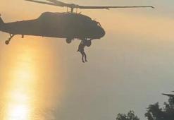 Kayalıklara düşen Belaruslu paraşütçü askeri helikopterle kurtarıldı