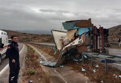 Balıkesir'de TIR devrildi; Gönen- Bandırma yolu 9 saat trafiğe kapandı