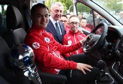 Down Sendromlu Özel Futsal Milli Takımı’na minibüs hediye edildi