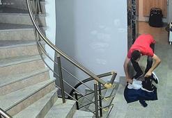 Avcılar'da kargocunun arkasından girdiği binadaki ayakkabıları çaldı