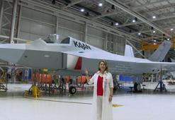 Azerin, milli muharip savaş uçağının önünde 'Çırpınırdın Karadeniz'i seslendirdi