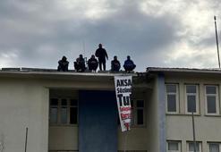 İşten çıkarılan arkadaşları için firmanın çatısına çıktılar