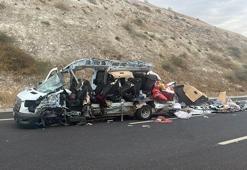 Yolcu minibüsü, park halindeki kamyona arkadan çarptı: 5 ölü, 17 yaralı