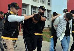 Eşcinsel ilişki vaadiyle buluştukları gencin banka hesabındaki parasını gasbettiler