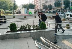 Alıkoydukları kişinin parasını gasbettiler