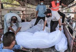 Gazze’de hayatını kaybedenler toplu mezarlara gömülüyor