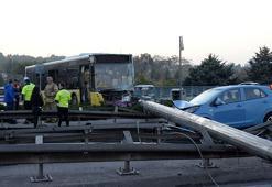 Bahçelievler'de İETT otobüsü aydınlatma direğini devirdi: Yol kapandı