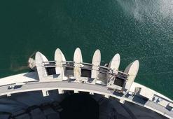 Yusufeli Barajı türbinleri, enerji üretimi için dönüyor