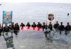 Cumhuriyet'in 100'üncü yılında Türk bayrağı açıp, dalış yaptılar