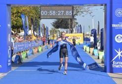 Avrupa Triatlon Kupası elit kadınlar kategorisinde birinci Annabel Mortan oldu