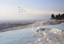 Cumhuriyetin 100'üncü yılında Pamukkale'de Türk Yıldızları gösterisi