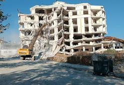 Gaziantep’te dinamitle yıkılmayan bina, iş makineleriyle yıkıldı