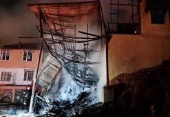 Antalya'da 2 katlı ahşap ev alev alev yandı; patlama ve panik anları kamerada