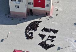 400 öğrenci, okul bahçesinde Atatürk silüeti oluşturdu
