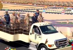 Mısır Devlet Başkanı Sisi, Süveyş'teki tümeni denetledi