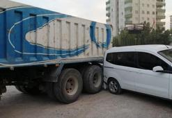 Freni boşalan kamyonun geri kayıp iki araca çarpması kamerada