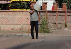 Evini tahliye için gelen icra memurlarını görünce benzinle kendini yakmaya kalkıştı