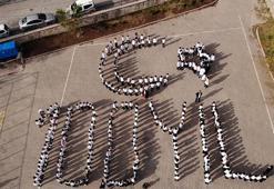Öğrenciler bedenleriyle '100'üncü yıl' görseli oluşturdu; dronla görüntülendi