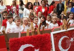 Anaokulu öğrencilerinden, geri dönüşüm malzemeleriyle 100 Türk bayrağı