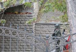 Altgeçidin tavanına sıkıştırılan şüpheli çanta panik yarattı; hızlı tren seferleri durduruldu