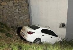 Pendik'te navigasyonun gösterdiği toprak yola giren sürücü, otomobille boşluğa düştü