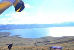2241 metre rakımlı Balık Gölü manzarası eşliğinde dev Türk bayrağı ile uçtu