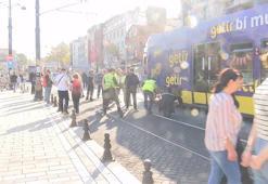 Beyazıt'ta tramvay raydan çıktı: Yolcular yürümek zorunda kaldı