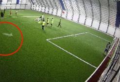 Halı sahada maç oynanırken, zemine mermi isabet etti