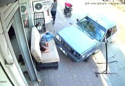 Otomobil, esnafın üzerinde uyuduğu kaldırımdaki kanepeye çarptı