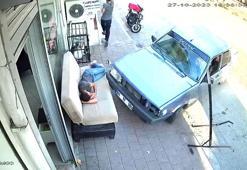 Otomobil, esnafın üzerinde uyuduğu kaldırımdaki kanepeye çarptı