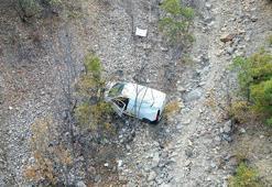 Uçuruma yuvarlanan hafif ticari araçtaki 2 kişi yaralandı