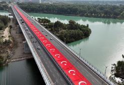 Adana 15 Temmuz Şehitler Köprüsü'ne dev bayrak