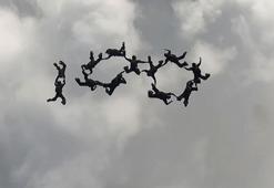 Uçaktan atlayan bordo bereliler, gökyüzünde '100' rakamı oluşturdu