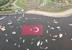 Cumhuriyet’in 100’üncü yılı kutlamalarında denizde 1923 metrekarelik bayrak açıldı