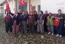 Köylü kadınlar çocukken ezberledikleri şiirlerle Cumhuriyeti kutladı