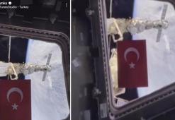 Rus Kozmonot Cumhuriyet'in 100. yılını uzay mekiğinin camına Türk bayrağı asarak kutladı