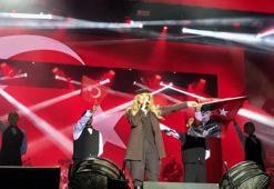 Şarkıcı Hadise, Atatürk’ün arazi kıyafetiyle Kartal’da sahne aldı