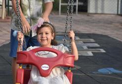 İzmir depreminin simgesi Ayda, annesinin adının verildiği parkta oynuyor