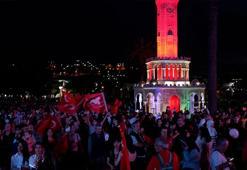İzmir’deki tarihi saat kulesine ‘Yüz Akıyla 100 Yıl’ dijital sergisi yansıtıldı