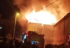 Arnavutköy'de 3 katlı binanın çatısı alev alev yandı